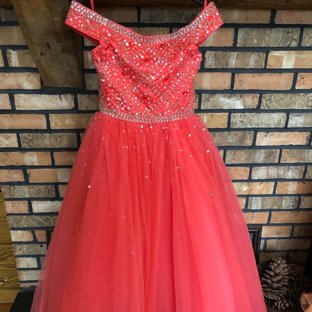 BEAUTIFUL LITTLE GIRLS SIZE 6 FORMAL!